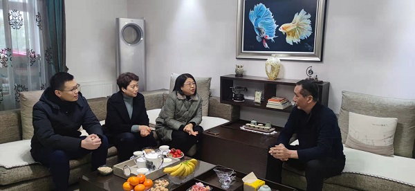 徽鹽地產(chǎn)集團開展春節(jié)送溫暖走訪慰問活動